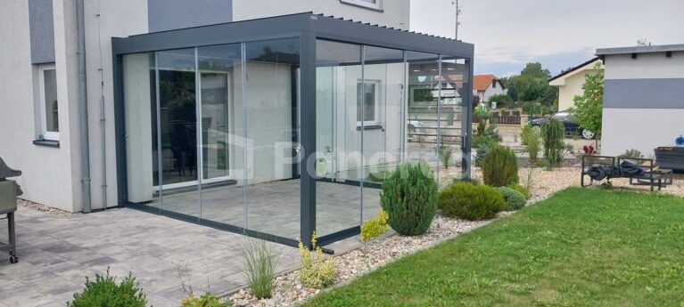 KAYA FROZEN | Bioklimatická pergola s bočným posuvným zasklením